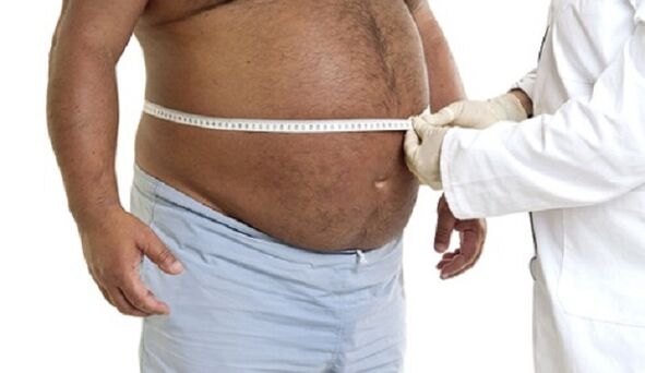 az orvos meghatározza a fogyás módját egy elhízott férfinak
